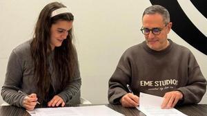 Amaia y Josep Maria Barbat, presidente de Sony Music Iberia, durante la firma de contratos.