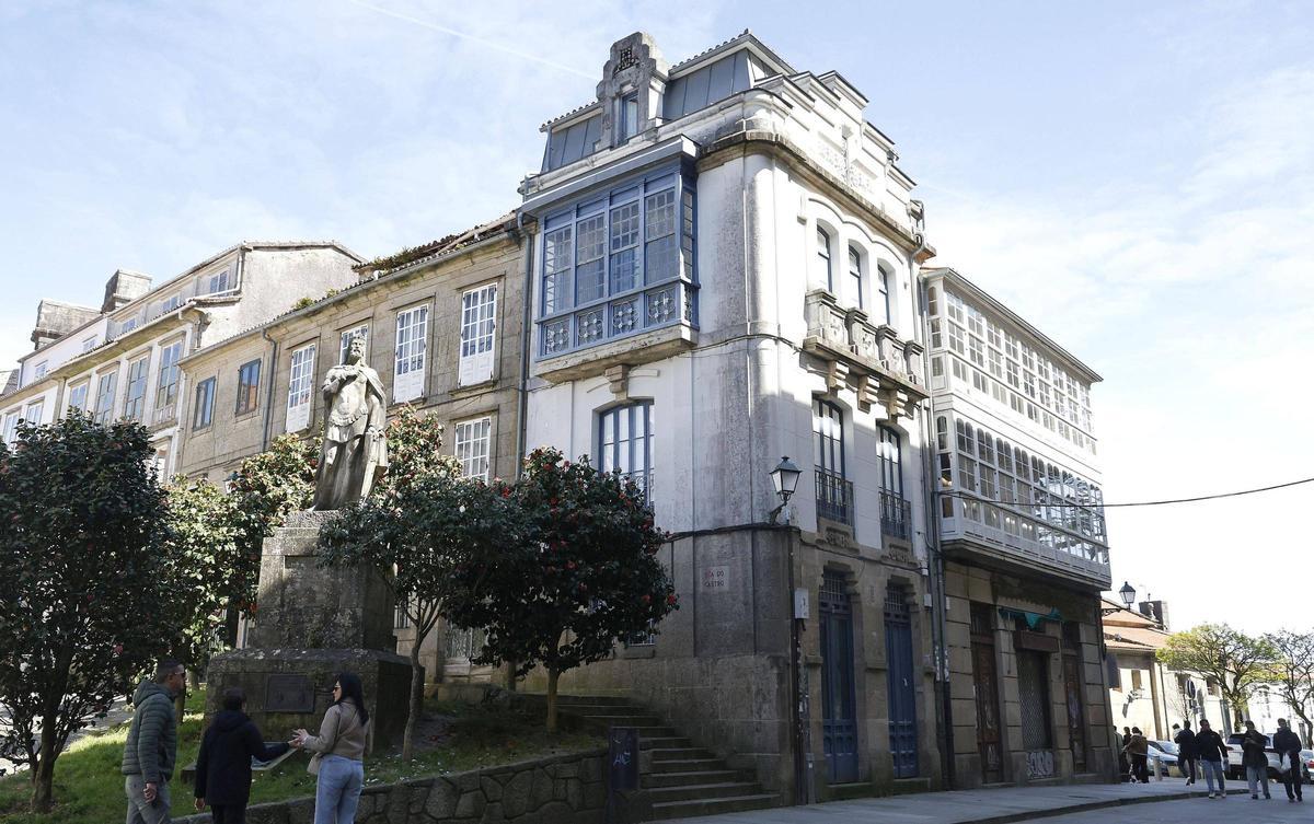El edificio está situado en la Travesía da Universidade, en la esquina con la Rúa do Castro, en el casco histórico de Santiago de Compostela.