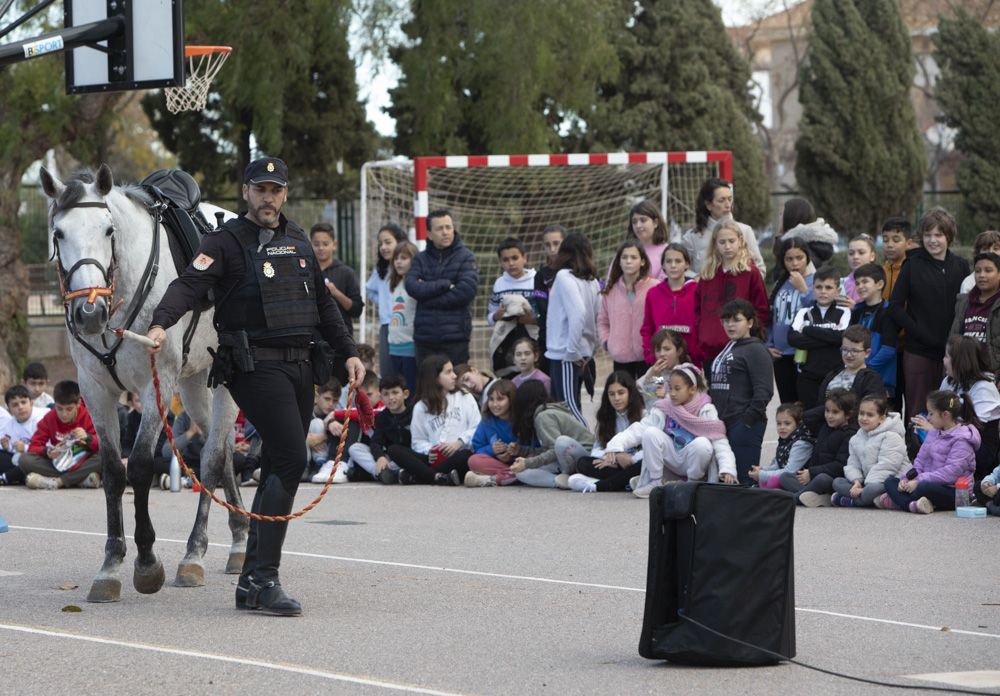 La Policía Nacional muestra como trabaja a los alumnos del CEIP Vilamar del Port de Sagunt