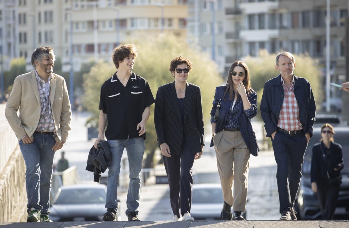 Christophe Honoré y Juliette Binoche junto al reparto de 'Winter Boy', en San Sebastián.