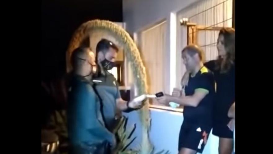 Captura del vídeo de la intervención de la Guardia Civil en la villa en la que se encontraba el juez Ricardo Fiestras