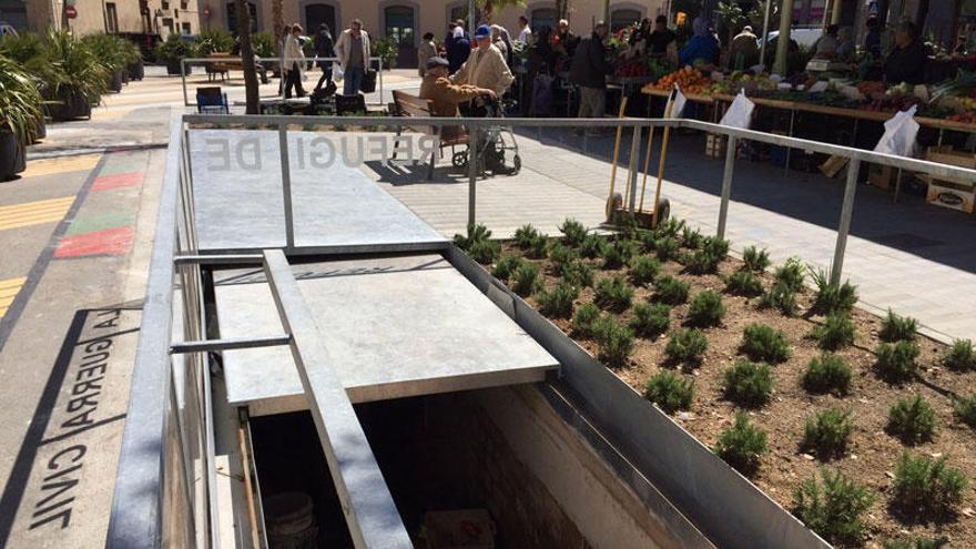 L&#039;entrada al refugi de la plaça del Gra.