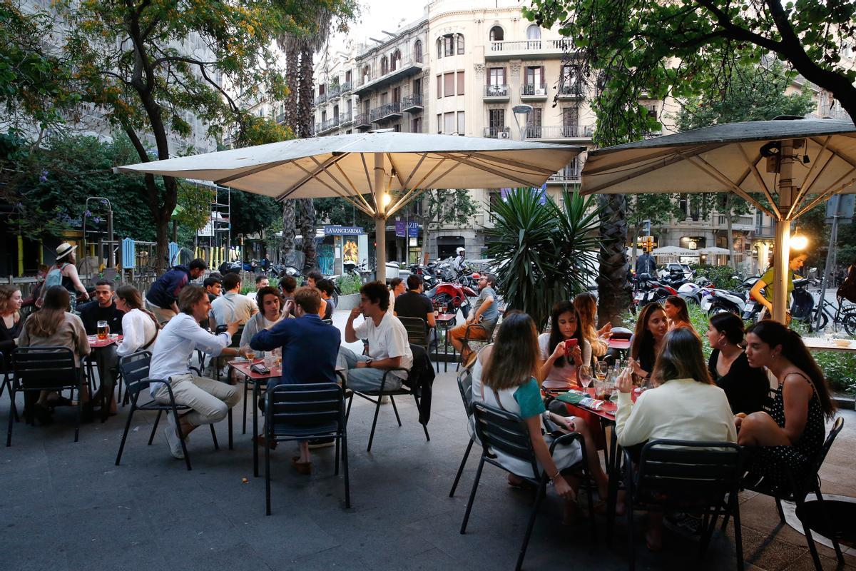 Una terraza de la calle de Enric Granados, Barcelona, esta semana.