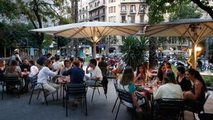 Una terraza de la calle de Enric Granados, Barcelona, esta semana.