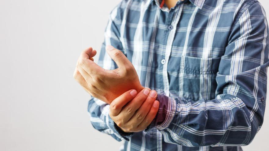 Un hombre con dolor en las articulaciones.