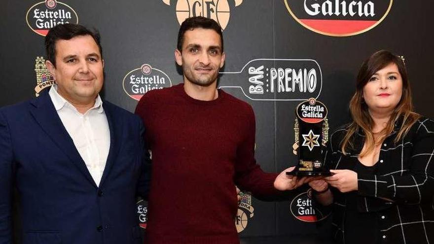 Churre, recibiendo el premio al mejor jugador del mes de noviembre. // Gustavo Santos