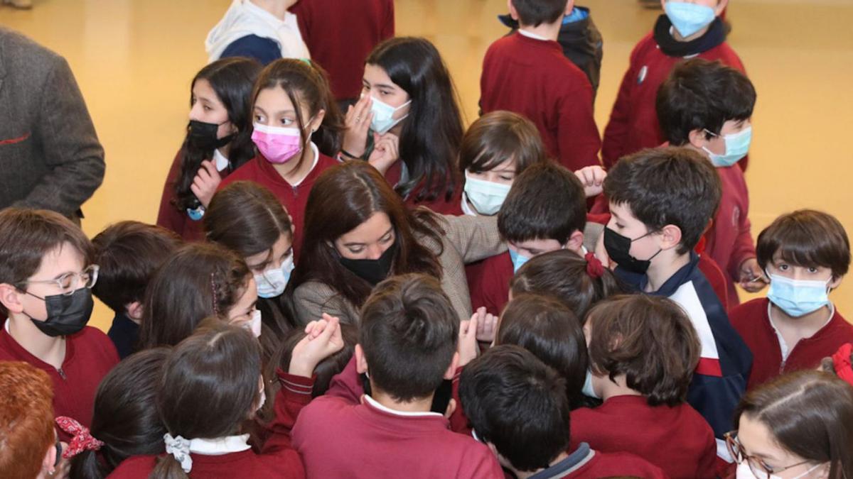 La alcaldesa, Inés Rey, ayer, rodeada de escolares.   | // LA OPINIÓN