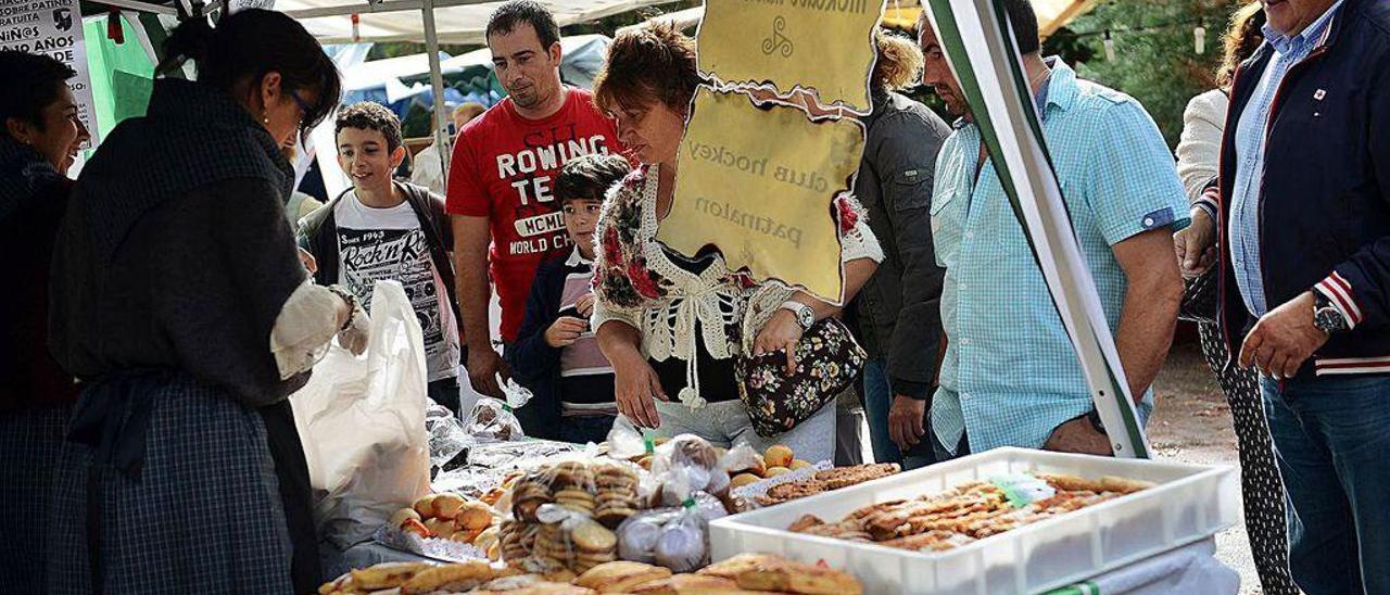 Asistentes a una edición pasada del mercáu tradicional de La Felguera.