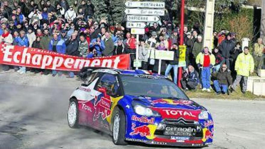 El Citroën DS3 WRC pilotado por Sebastien Loeb, en un tramo del Montecarlo.