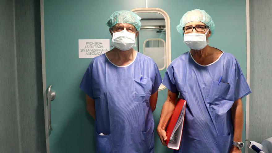 El Dr Seijo y Dr Arbelo en la entrada a quirófano.