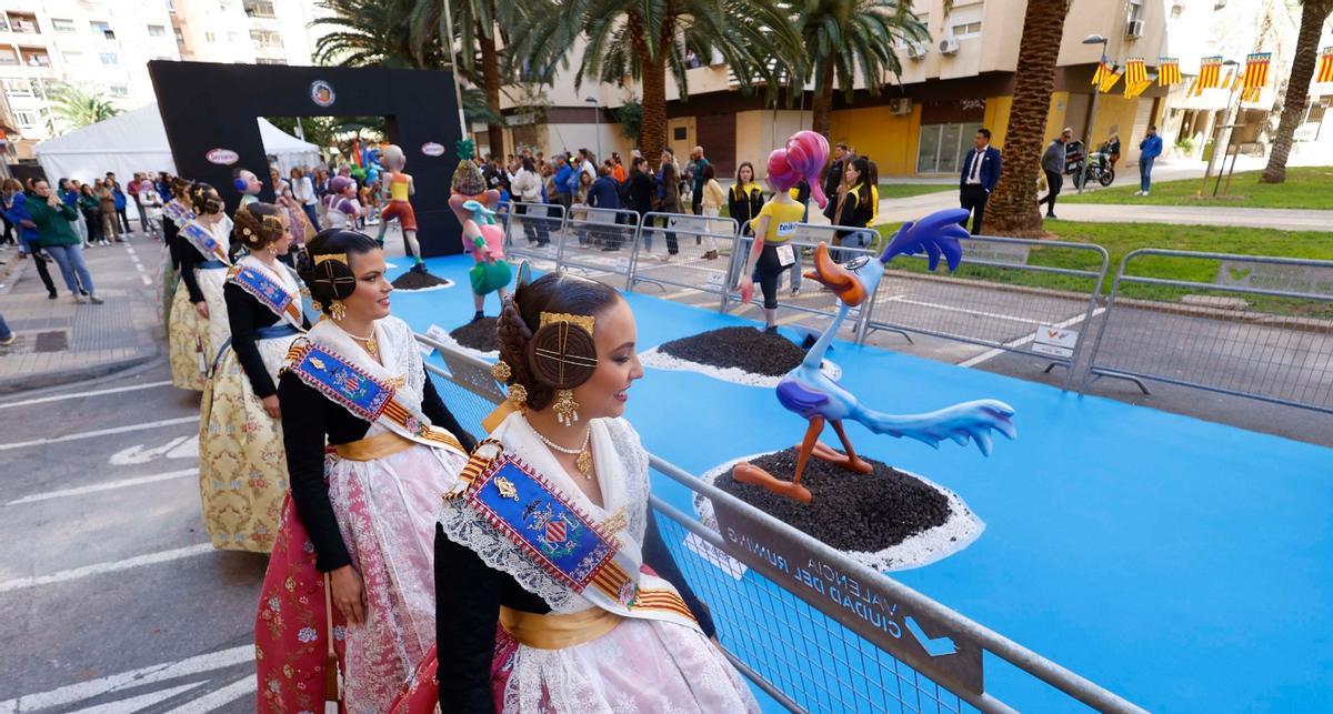 José Luis Martínez Almeida visita "la falla más larga del mundo" José Luis Martínez Almeida visita "la falla más larga del mundo"