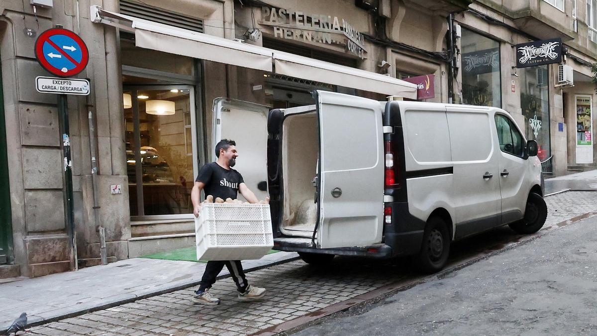UN REPARTIDOR DE PAN EN UNA FURGONETA.