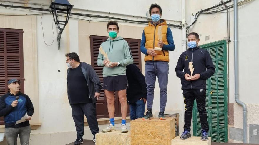 Podio masculino de la carrera de 8 kilómetros de la Cursa del Tro de Vilafranca