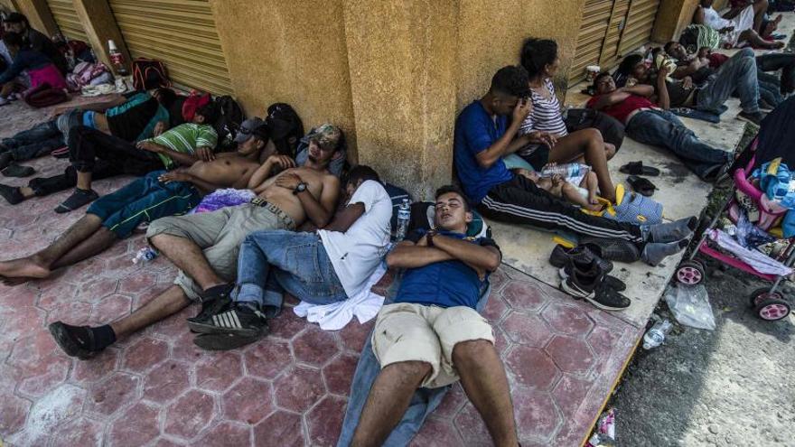 Varios migrantes hondureños descansan en su camino a EEUU.