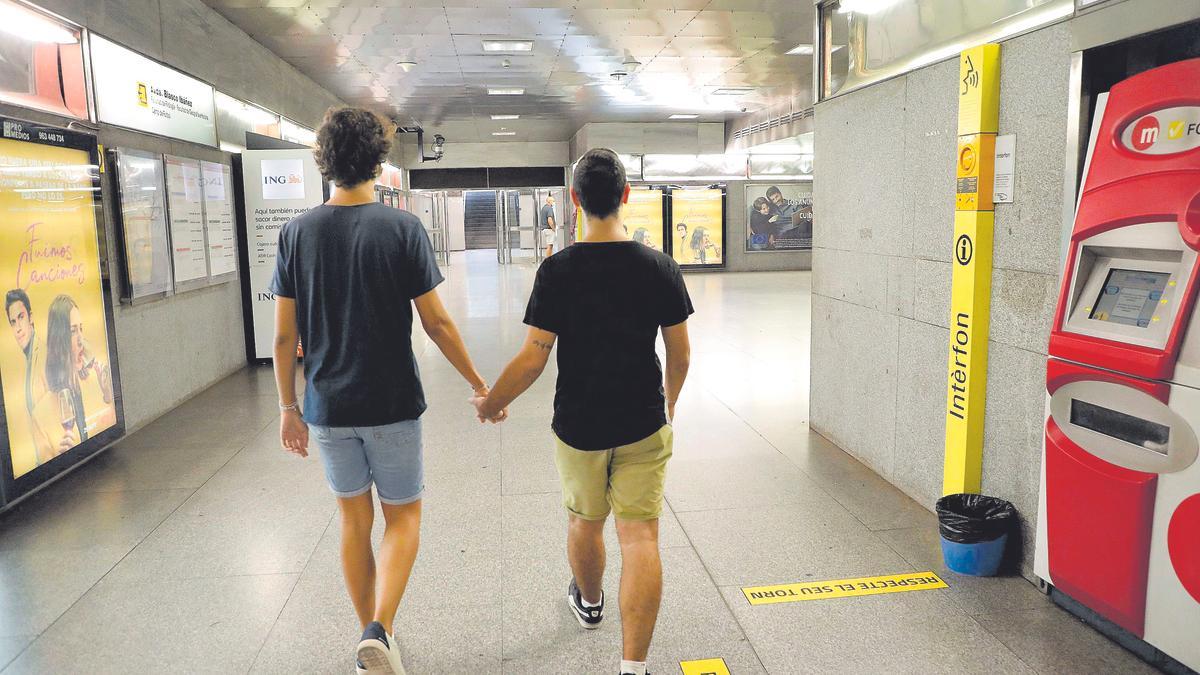 Joan y Borja entrando al metro de la zona de Facultats, en València.