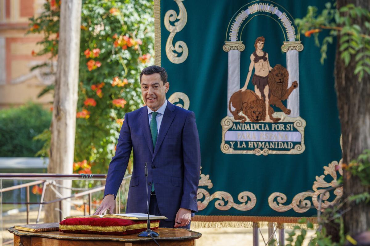 El líder del PP-A, Juanma Moreno, pronuncia la fórmula de juramento.