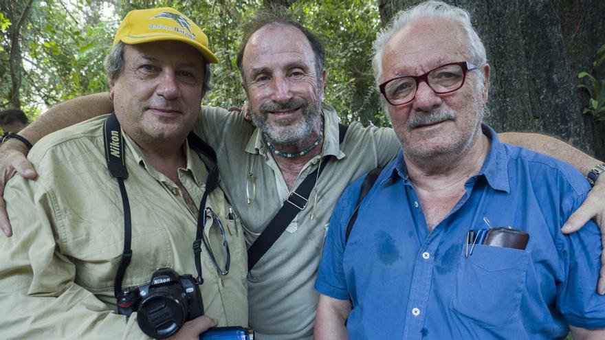 Mariano López, Tino Soriano y Javier Reverte, en el Parque Nacional de las Cataratas Victoria (Zimbabue).