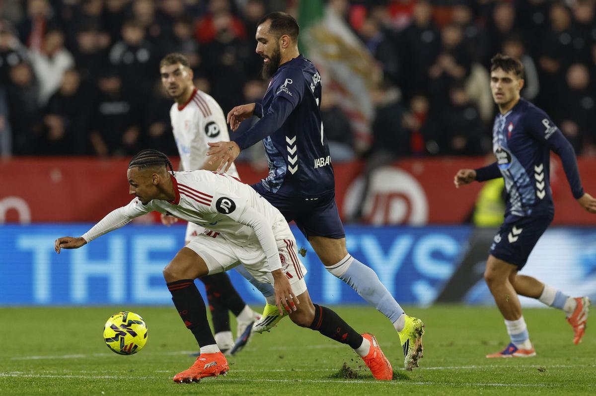 El centrocampista suizo del Sevilla Djibril Sow (i) intenta escaparse de Borja Iglesias.