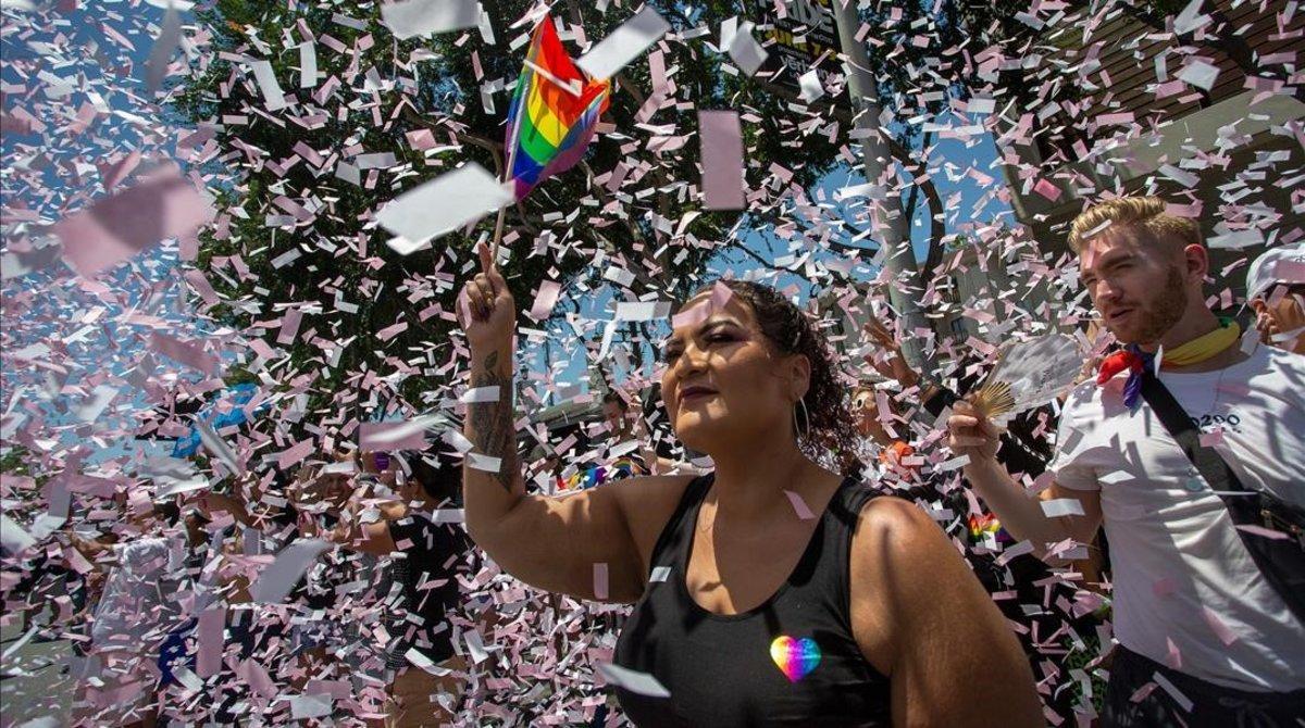 zentauroepp48572090 topshot   confetti falls around a spectator at the annual la190620184542