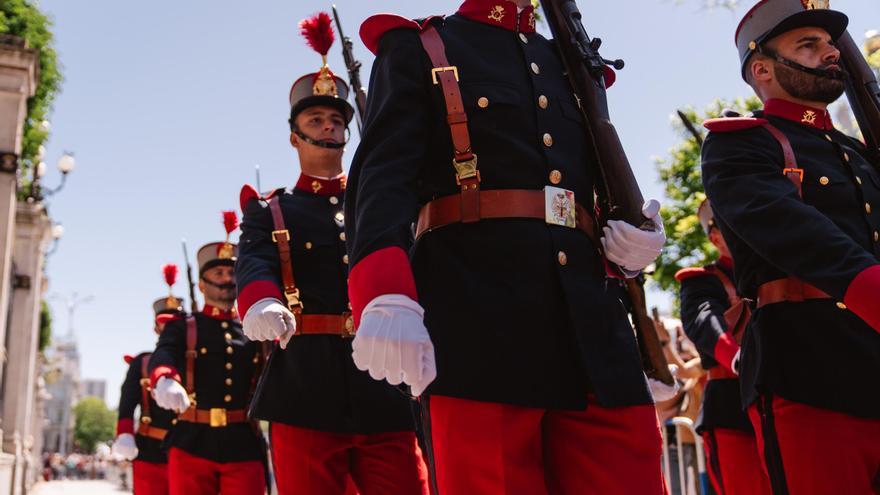 Infiltrados en la unidad militar que lleva 35 años desfilando por el &#039;Buckingham español&#039;: &quot;No hay un cambio de guardias igual&quot;