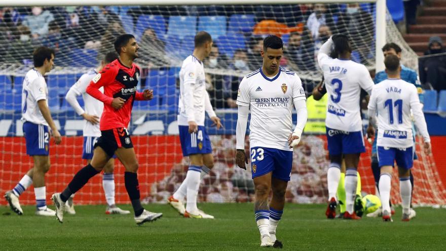 Los jugadores del Real Zaragoza, con Nano Mesa al frente, tras recibir el primer gol del Tenerife el pasado domingo.