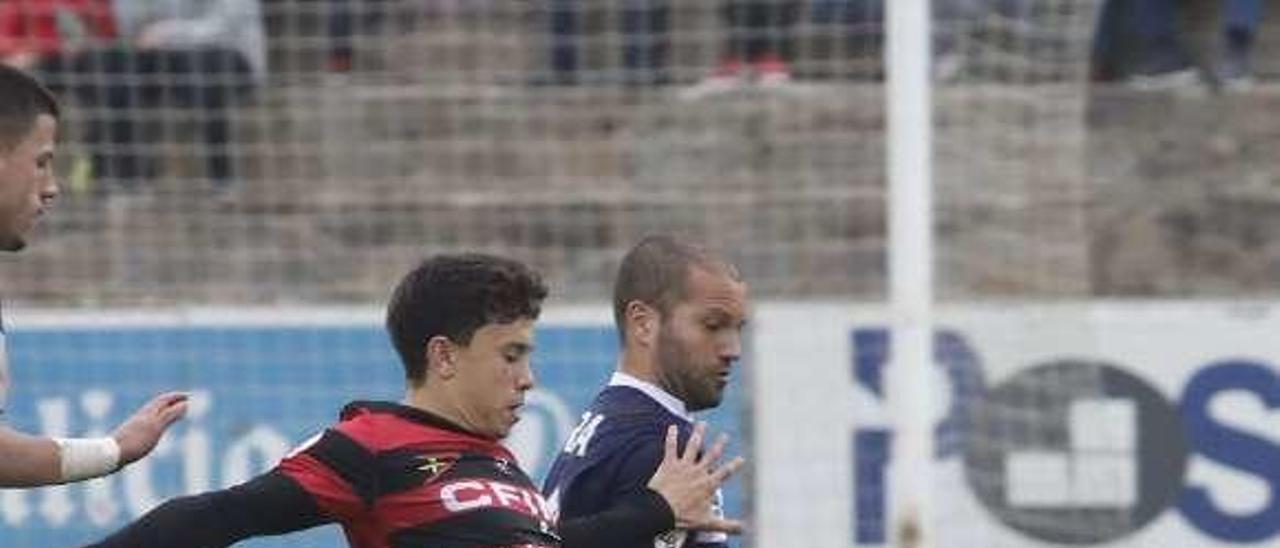 Lora disputa un balón con un jugador del Internacional.