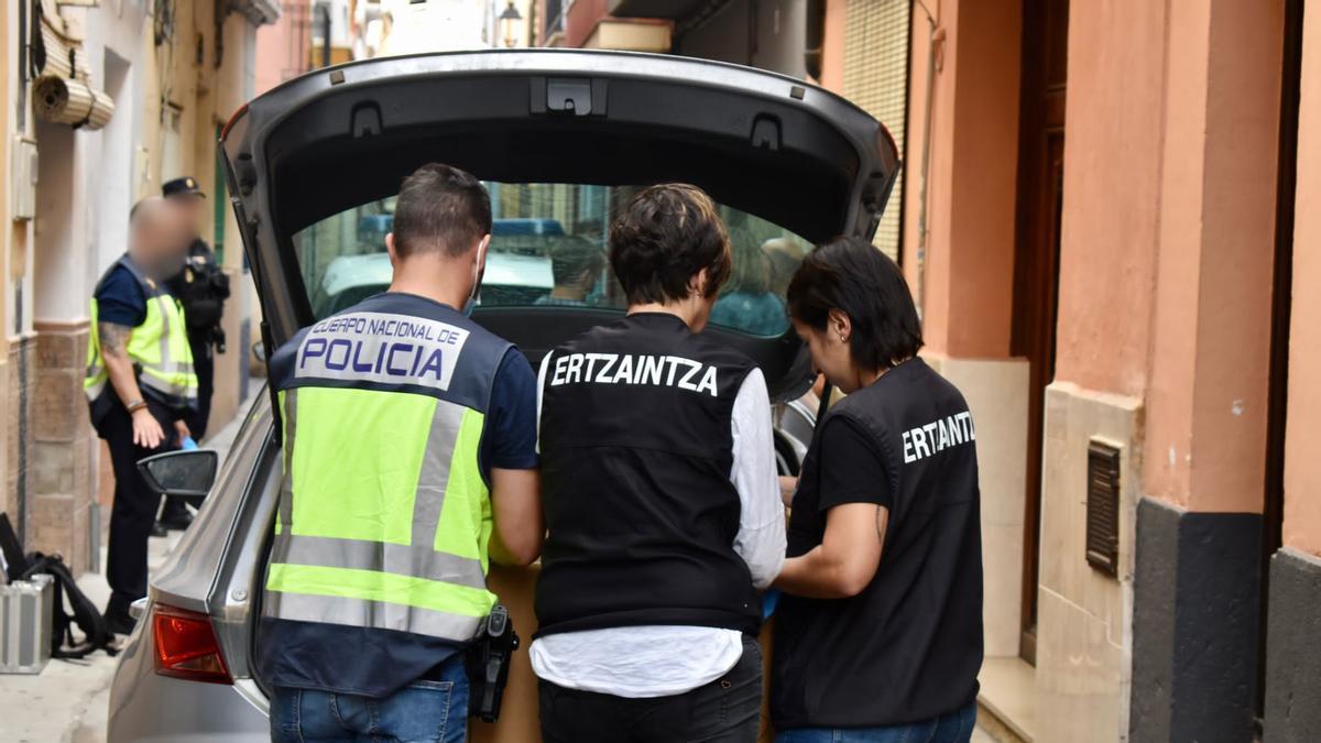 Agentes de la Policía nacional y de la Ertzaintza, en Alzira.