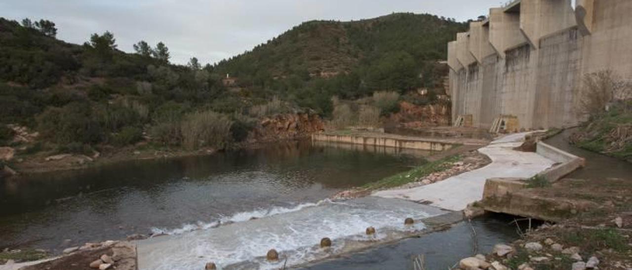 La presa de Algar empieza a embalsar agua por primera vez en 17 años