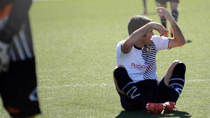 Invernón pide el cambio tras lesionarse ante el Boiro en la primera vuelta.