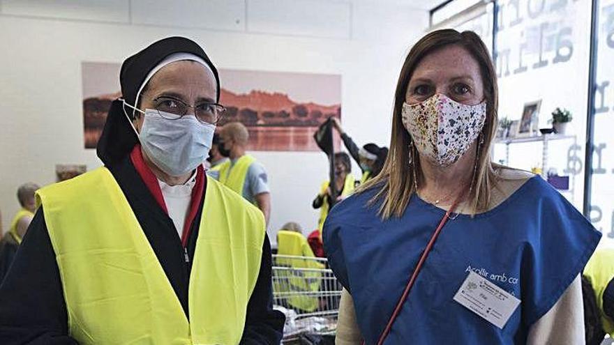 Sor Lucía Caram amb Pilar Mascaró, la seva mà dreta a la plataforma