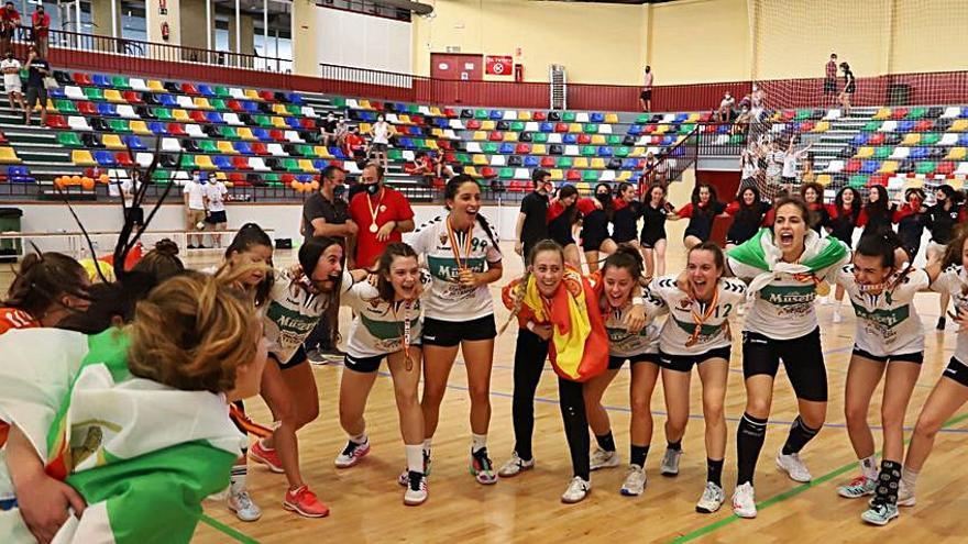 Las cadetes del Club 
Balonmano Elche han
sido campeonas de
España. C.BM.E.