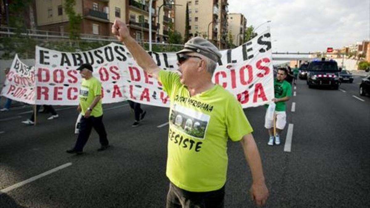 Manifestación por la vivienda en Ciutat Meridiana, en mayo.