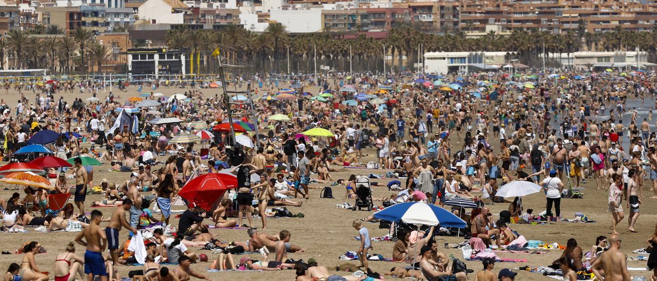 Las playas de València estuvieron llenas el pasado Sábado Santo