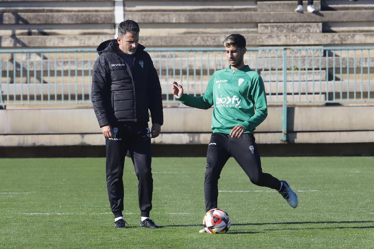 Ania observa a Calderón en un entrenamiento del Córdoba CF.