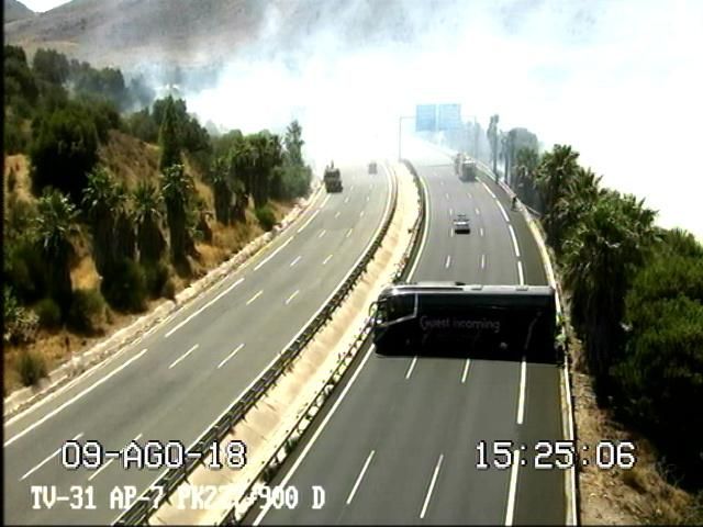 El atasco provocado por el incendio, visto desde las cámaras de tráfico de la DGT.