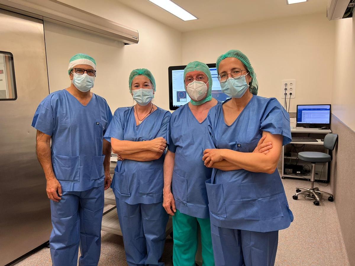 Germán Juan, jefe del servicio de radioterapia; Ana Alonso, jefa de sección de radioterapia; Alejandro Braña, cirujano, jefe del servicio de traumatología; y Silvia Fernández, radiofísica.