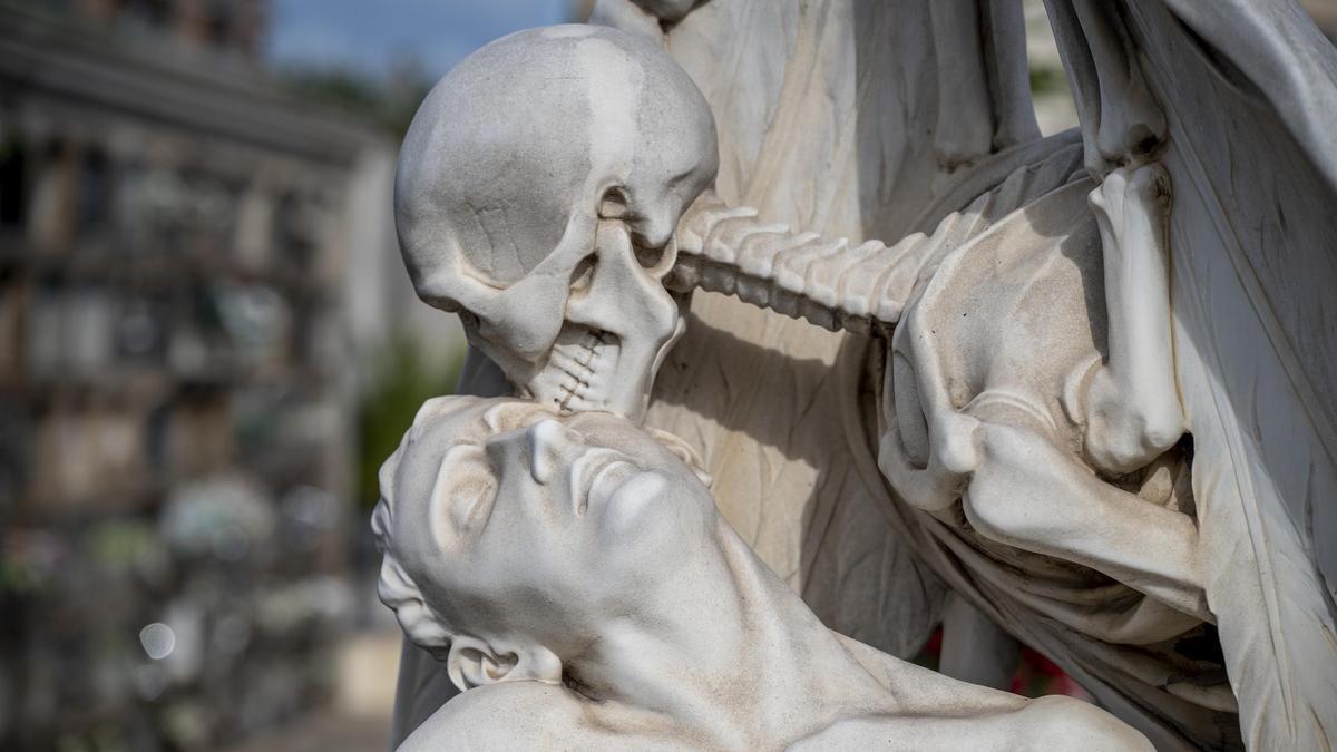 Sepultura ‘El Petó de la Mort’, obra del escultor Jaume Barba, en el cementerio de Poblenou. Fotografía de Jordi Cotrina