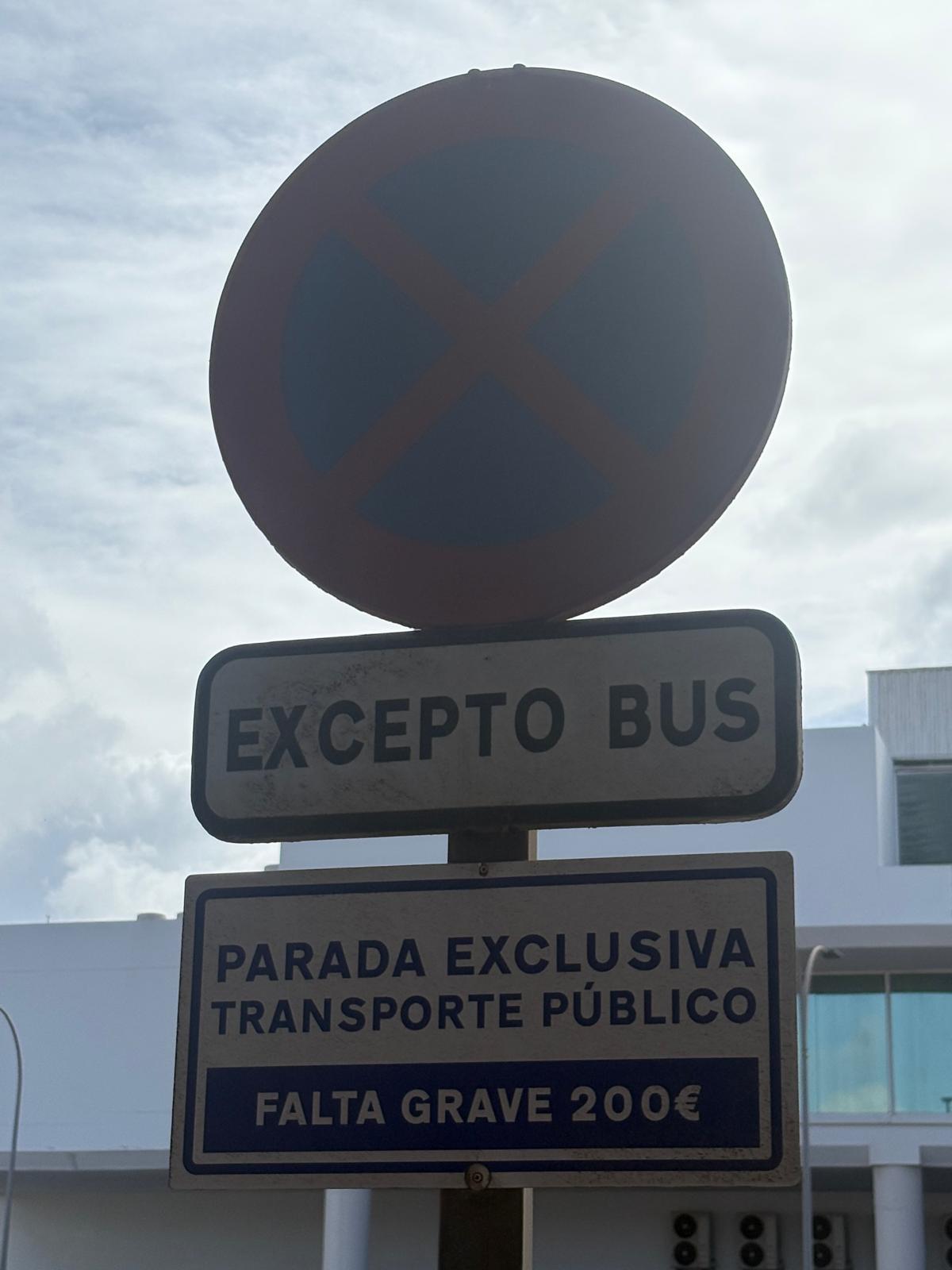 Cartel que prohíbe aparcar en la parada del transporte público en el Aeropuerto César Manrique Lanzarote.