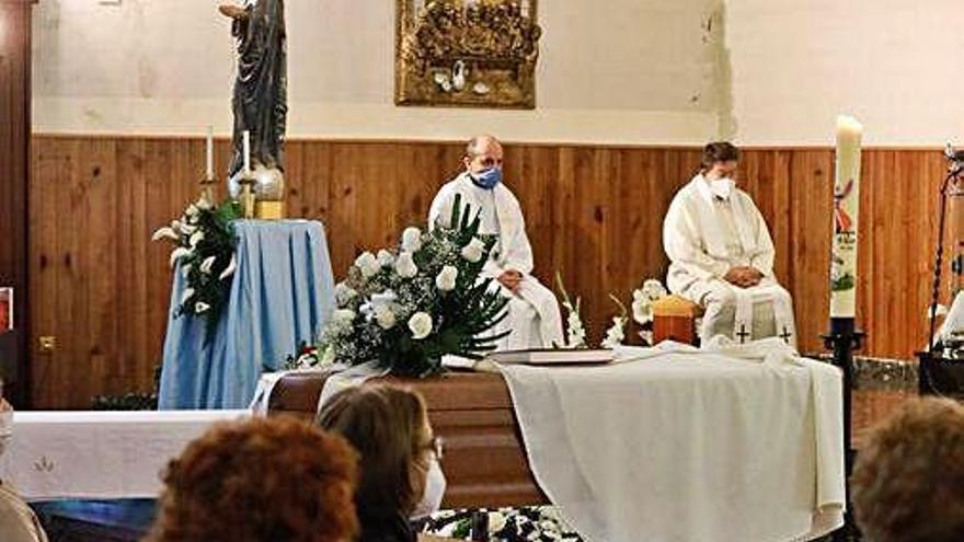 El féretro de García Alonso, ayer, en Avilés.