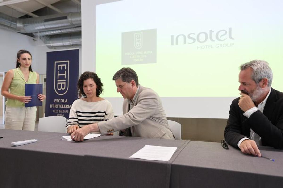Todas las imágenes de la firma del convenio de la Escuela de Hostelería, el Govern y empresas hoteleras Todas las imágenes de la firma del convenio de la Escuela de Hostelería, el Govern y empresas hoteleras