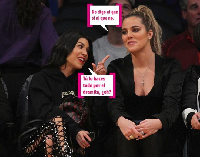 Kourtney y Khloé Kardashian bromean en el baloncesto