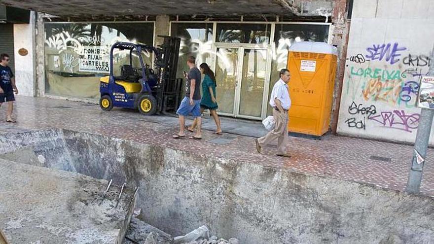 Uno de los locales de la Explanada donde se realizan obras de mantenimiento, ayer.