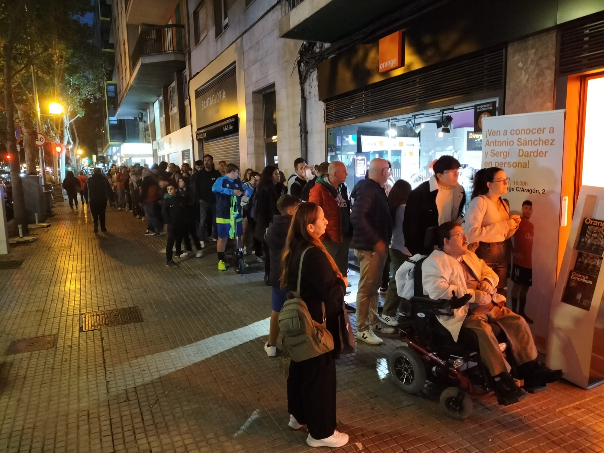 Firma de autógrafos de Sergi Darder y Antonio Sánchez, jugadores del Mallorca