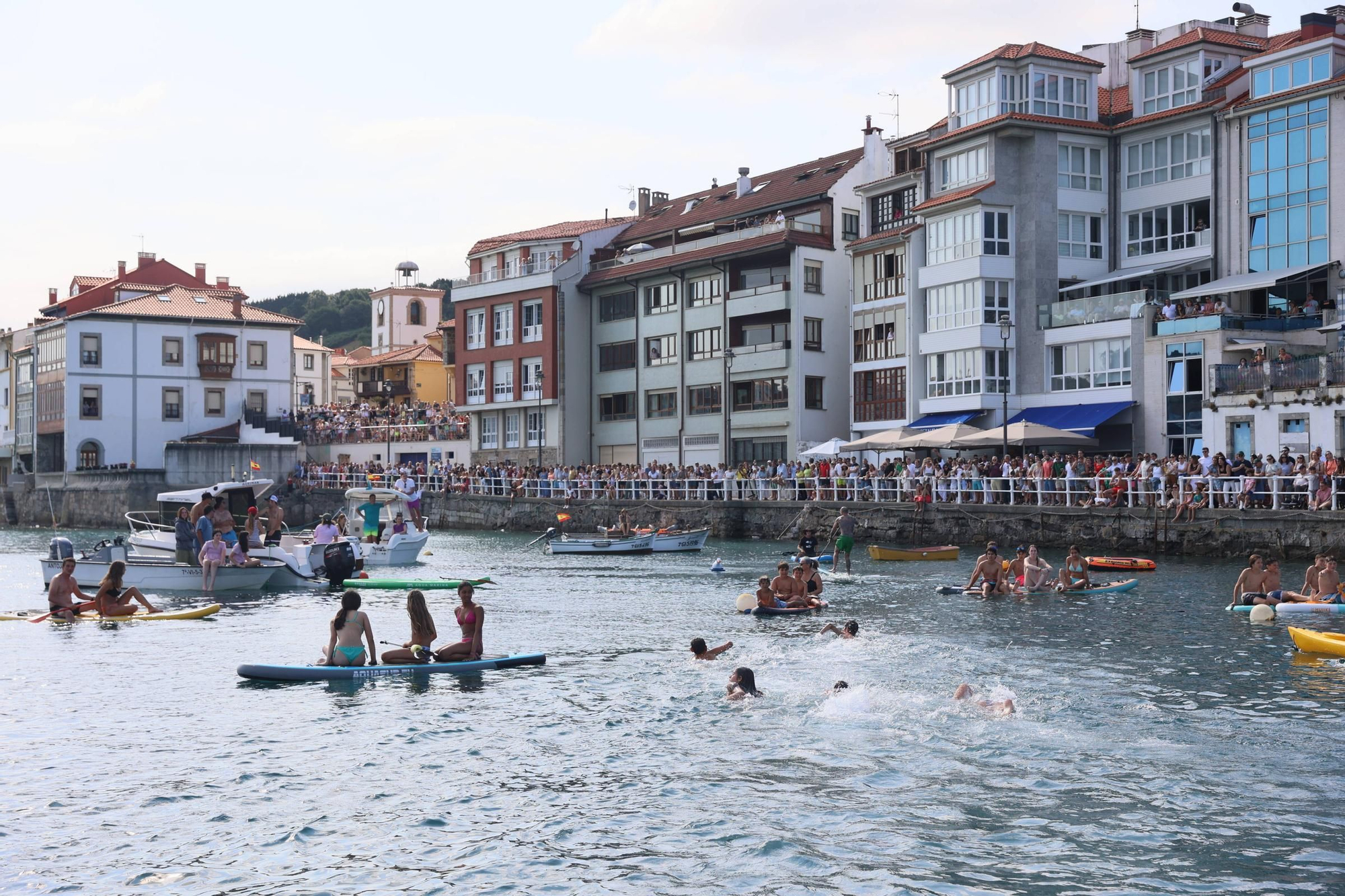 EN IMÁGENES: La multitudinaria cita de la cucaña en el Carmen de Luanco