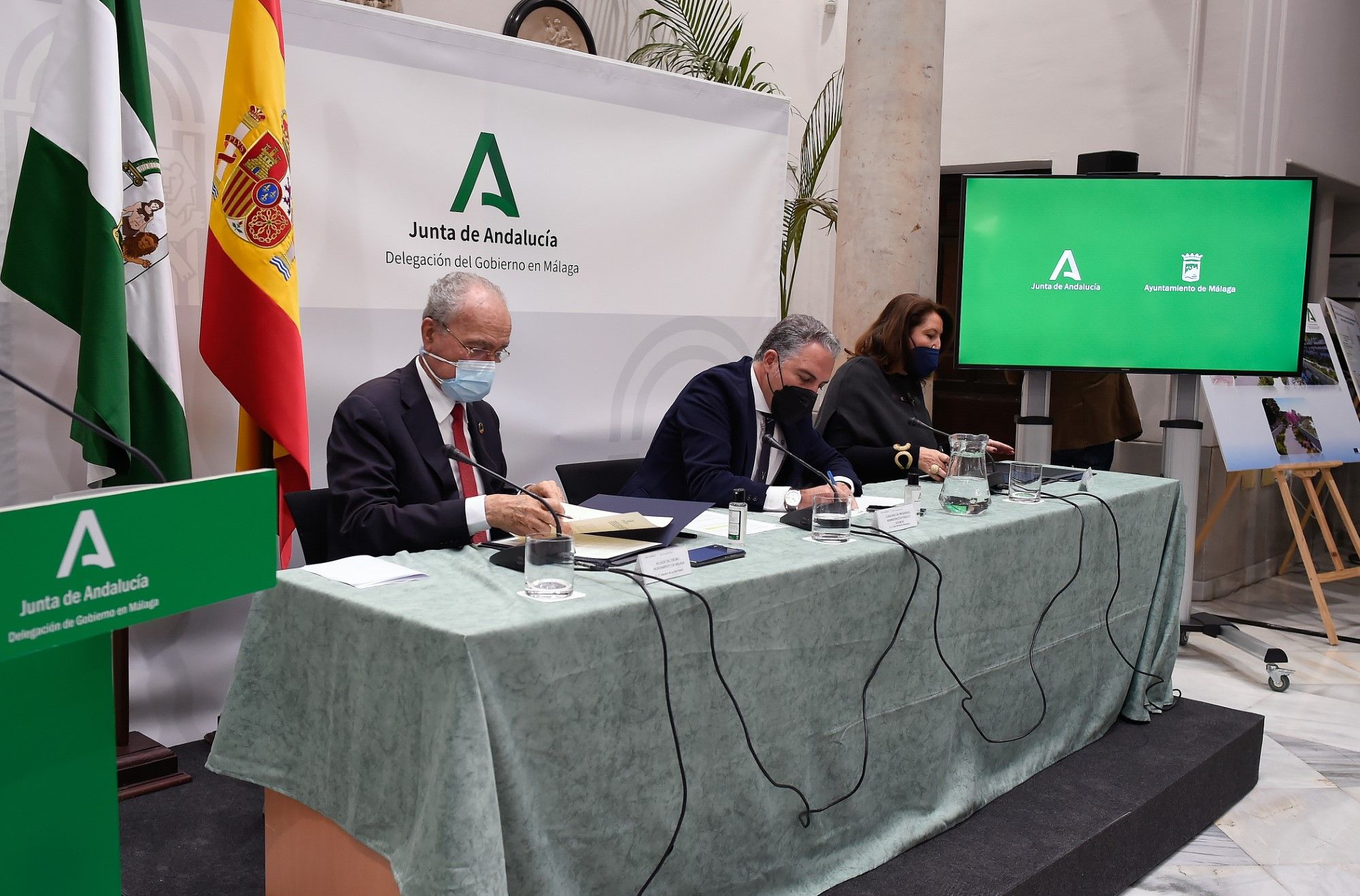 Firma del convenio para la restauración del cauce del río Guadalmedina en Málaga