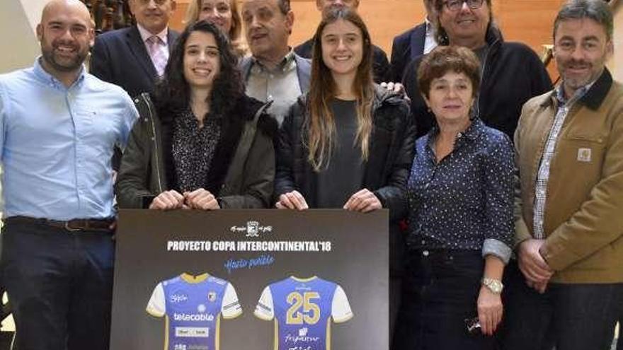 Sara González y María Sanjurjo, junto a directivos y patrocinadores en el Ayuntamiento, tras la confirmación de su presencia en la Copa.