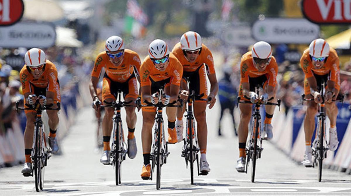 Els ciclistes de l’Euskaltel finalitzen a Niça la quarta etapa del Tour de França, una contrarellotge per equips.