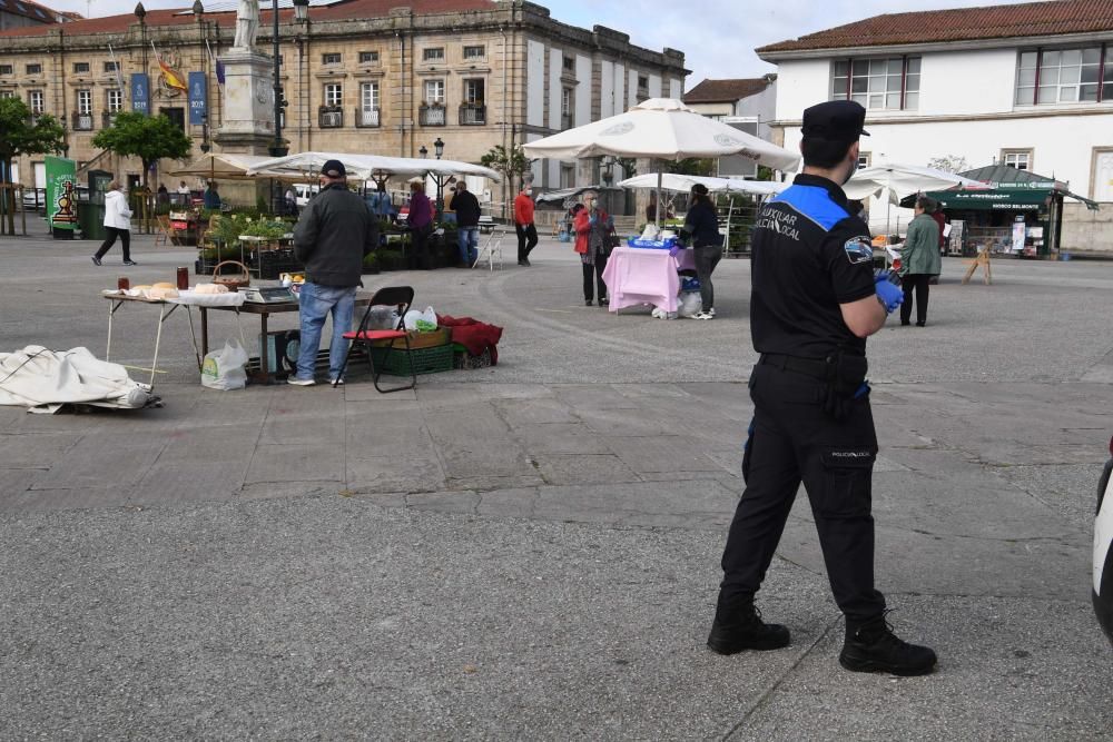 Una docena de vendedores de productos agroalimentarios de toda la comarca coruñesa acudieron a la plaza Irmáns García Naveira de Betanzos en el primer mercado semanal desde el inicio del confinamiento