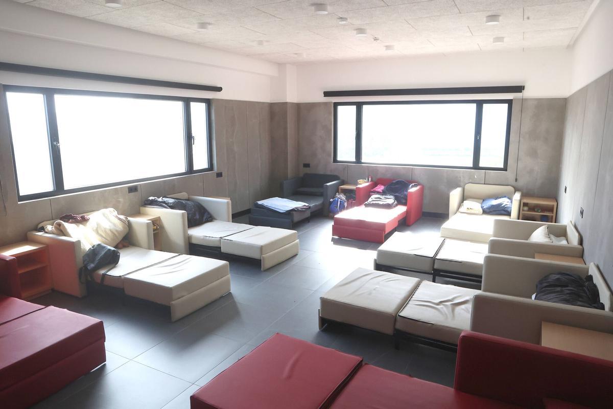 Sala con camas en el centro