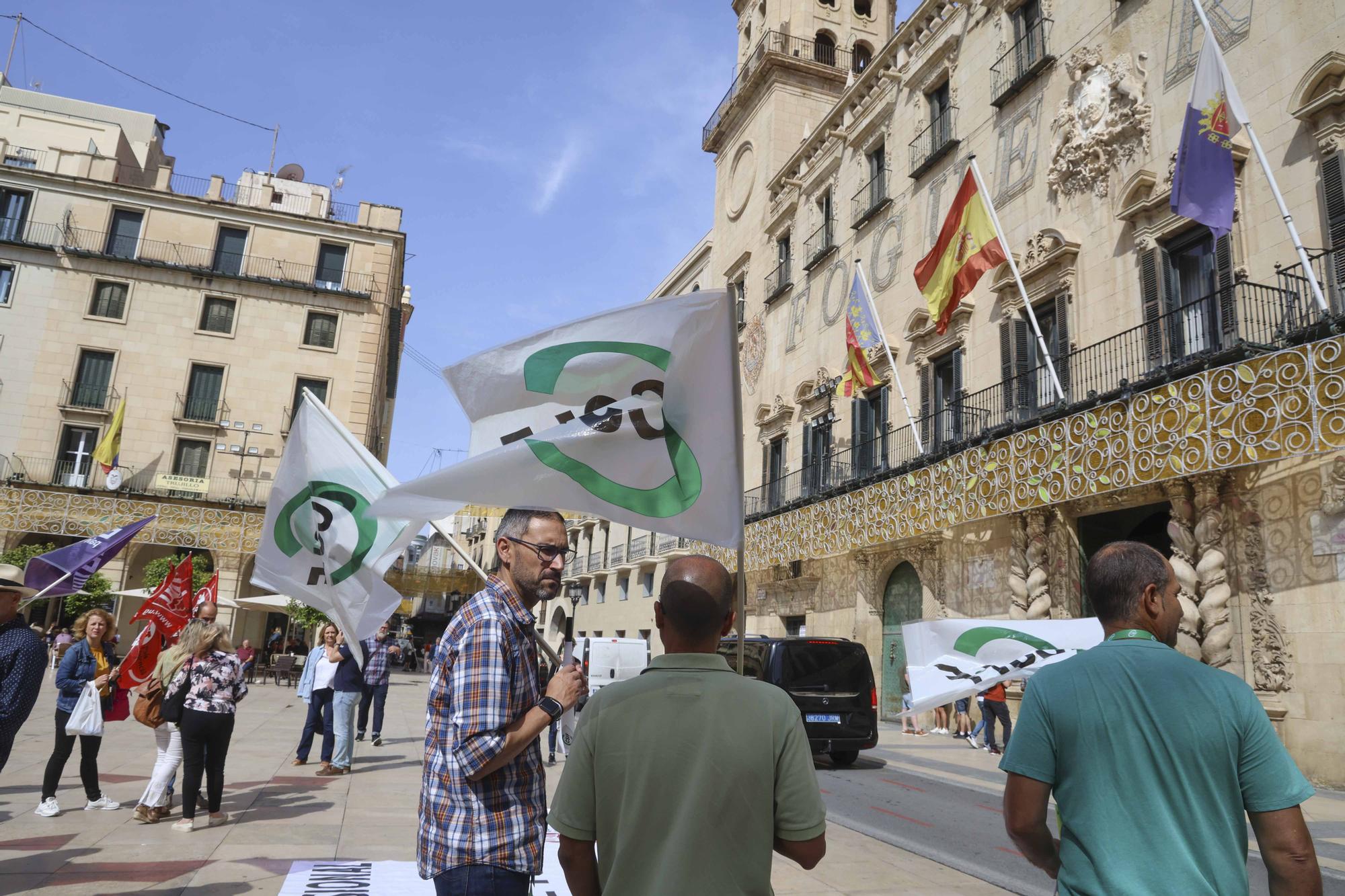 La primera huelga de funcionarios del Ayuntamiento de Alicante